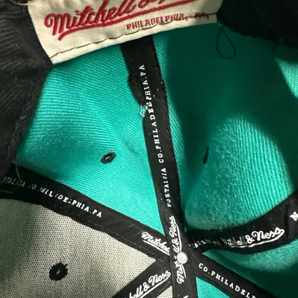 Mitchell & Ness Teal and Black Vancouver Grizzlies Embroidered Snapback - Picture 3 of 7